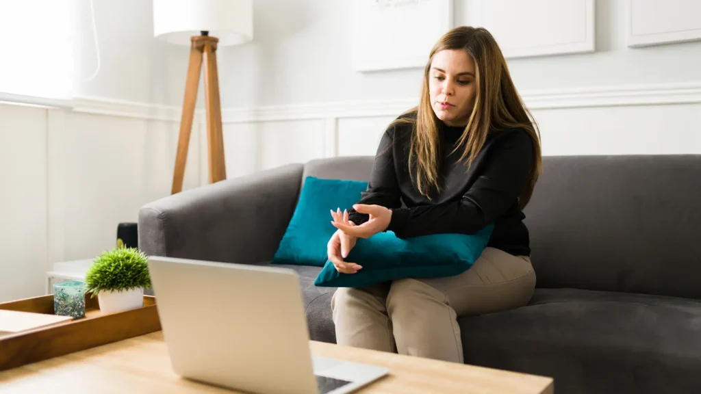 Virtual IOP Girl - Channel Islands Mental Health Treatment Center Woman participates in virtal IOP mental health therapy